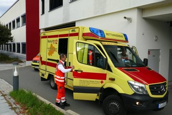 Verkehrsknoten: Retter hoffen auf neue Straßenmeisterei - Mit ihrem Rettungswagen kommen Mirko Dietze (links) und Cornelius Dostmann an der Notaufnahme des Zschopauer Klinikums an. Im Sommer ist dies in der Regel kein Problem. 