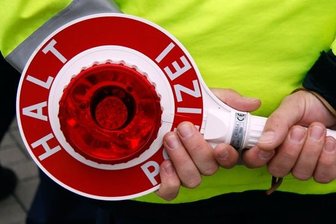 Verkehrskontrolle: Anhänger knapp zehn Jahren ohne TÜV unterwegs - Polizeibeamte haben bei einer Verkehrskontrolle am Samstagvormittag in Auerbach eine Überraschung erlebt.