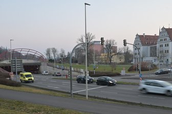 Verkehrskonzept der Zukunft: Weshalb die Stadt Zwickau jetzt 5000 Haushalte anschreibt - Verkehr auf der B 93 in Zwickau.