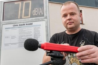 Verkehrslärm: Nachts über 100 Dezibel an der B 174 - Das von Matthias Grahnert auf seinem Grundstück in Reitzenhain aufgestellte Display zeigt die von einem Schallpegelmessgerät registrierten Werte vorbeifahrender Fahrzeuge an.