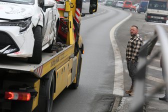 Verkehrsrisiko in Wilkau-Haßlau: Beim Überqueren dieser Straße wird es brandgefährlich - Jürgen Bauer fordert einen sicheren Übergang über die Bundesstraße 93 in Wilkau-Haßlau. Der aktuelle Zustand wird als gefährlich eingeschätzt.