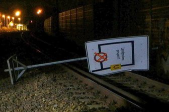Verkehrsschild auf Bahngleise in Wüstenbrand geworfen -