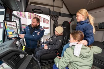 Verkehrsschulung der besonderen Art: Plauener Grundschüler erkunden innovative Lkw-Technologie -
