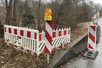 „Verkehrssicherheit kaum noch gegeben“: Straße im Vogtland erhält 40 Meter lange Stützwand - Aktuell befindet sich noch eine Absperrung auf der Straße in Schönbach.
