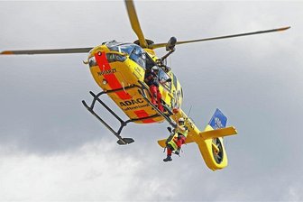 Verkehrssicherheitstag am Sachsenring: Wenn der Notarzt mit dem Rettungshubschrauber zur Einsatzstelle kommt - Notarzt Dr. Arne Fleischhacker hat sich für die Übungen auf dem Sachsenring aus einem Rettungshubschrauber abgeseilt.