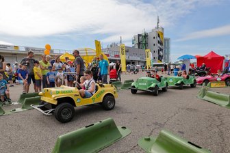 Verkehrssicherheitstag auf dem Sachsenring: „Brennendes“ E-Auto, ein legendärer Horch und musikalische Polizisten - Schon die Jüngsten konnten in den Dekra-Mini-Cars am Steuer sitzen.