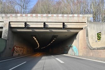 Verkehrsunfall am Mittwoch im B 93-Tunnel in Zwickau: Sachschaden summiert sich auf 30.000 Euro - Im B-93-Tunnel zwischen Zwickau und Meerane gab es einen Unfall.