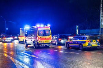 Verkehrsunfall bei McDonalds in Aue: Zwei Verletzte und mehr als 10.000 Euro Schaden - Ein Unfall mit drei beteiligten Fahrzeugen hat sich nahe der McDonalds-Einfahrt in Aue ereignet.