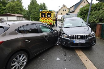 Verkehrsunfall im Erzgebirge: Glück im Unglück für zwei Autofahrer - Bei einem Verkehrsunfall in Zschorlau ist am Dienstag ein hoher Schaden entstanden.