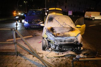 Verkehrsunfall in Chemnitz: Pkw fängt Feuer - Unfall an der Carl-von-Ossietzky-Str. Kreuzung Clausstraße / Gelöschter Skoda