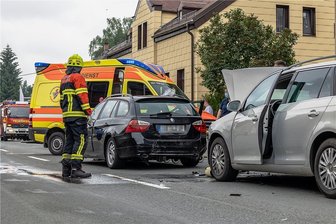Verkehrsunfall in Lengenfeld - Zu einem schweren Verkehrsunfall sind am Mittwoch gegen 14.50 Uhr die Lengenfelder Feuerwehr, Rettungsdienst und Polizei ausgerückt. Auf der B 94/Polenzstraße in Lengenfeld, kurz vorm Abzweig nach Zwickau, wollte ein Seat-Fahrer nach links zu einem Imbiss abbiegen. Weil er den Gegenverkehr passieren lassen musste, bremste er verkehrsbedingt. Die dahinter fahrenden Autos, ein Mercedes und ein BMW, bremsten ebenfalls. Eine Mutter mit zwei Kindern an Bord in einem VW Kombi bemerkte das anscheinend zu spät und krachte fast ungebremst in den BMW, der durch den Aufprall auf den Mercedes geschoben wurde, welcher noch mit dem abbiegenden Seat kollidierte. Insgesamt waren sieben Personen von dem Unfall betroffen. Zwei Kinder und zwei Erwachsene wurden vorsorglich ins Krankenhaus gebracht. Die Bundesstraße musste für etwa anderthalb Stunden voll gesperrt werden. Der Stau reichte bis zum Ortseingang. Im Einsatz waren drei Rettungswagen, 16 Kameraden der FFw Lengenfeld und mehrere Polizeifahrzeuge. Die Schadenshöhe ist noch ungeklärt. 