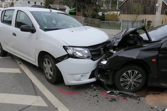 Verkehrsunfall in Thum mit vier Verletzten - Bei dem Frontalzusammenstoß wurden vier Personen verletzt.