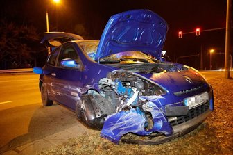 Verkehrsunfall mit 2,66 Promille - Der Renault nach dem Unfallhergang.