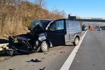 Verkehrsunfall mit Schwerverletztem - Der Fahrer dieses Transporters wurde schwer verletzt. 