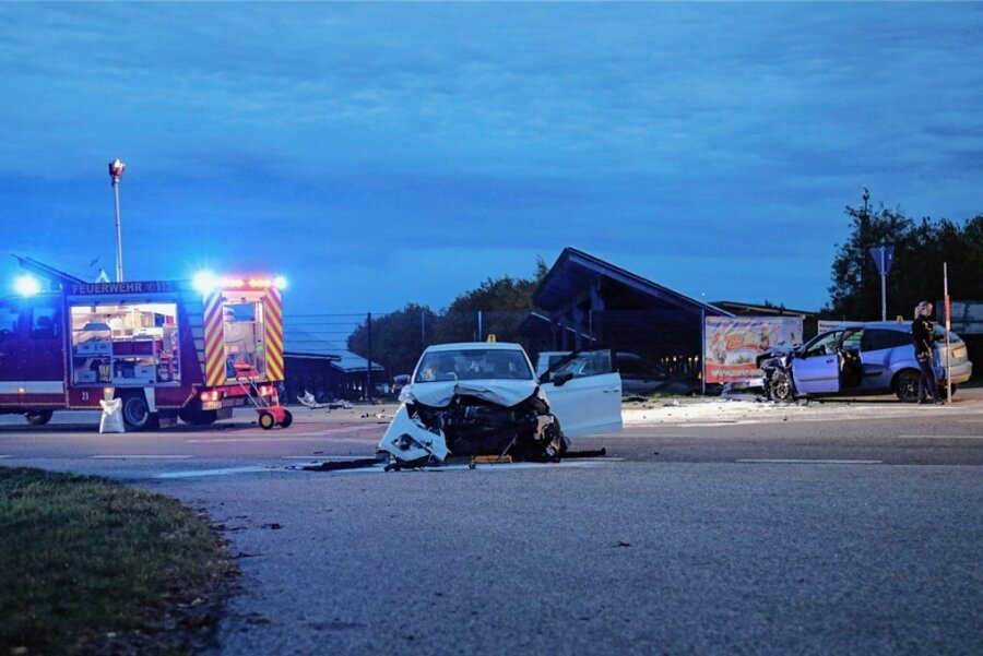 Verkehrsunfall nahe des Sonnenlandparks: Fünf Verletzte bei Frontalcrash - In Oberlichtenau sind am Sonntagabend zwei Fahrzeuge zusammengeprallt. Es gab Verletzte. 