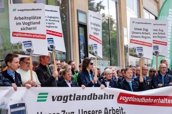 Verkehrsverbund lässt die Vogtlandbahn weiter zappeln: Was bedeutet das für die Mitarbeiter? - Die Beschäftigten der Vogtlandbahn hatten im Vorfeld der Entscheidung für ihre Arbeitsplätze protestiert.