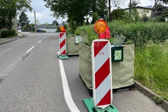 Verkehrsversuch am Ende des Chemnitzer Südrings: Beschädigung, Diebstahl und Unfall in den ersten Tagen - An dieser Stelle mündet der Südring in die Bahnstraße und damit in ein Wohngebiet. Von den Kübeln wurden hier Pflanzen und Solarpaneele entwendet.