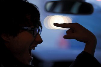 Verkehrswacht lädt zu Schulung in Neuwürschnitz - Ein Autofahrer zeigt einen Vogel. Um Emotionen im Straßenverkehr geht es bei einer Veranstaltung der Verkehrswacht.