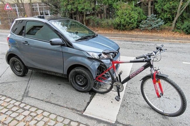 Verkehrswacht warnt: Sicherheit von Miniautos ist trügerisch - Als dieses Miniauto vor einer roten Ampel auf das Fahrrad auffuhr, entstanden am Auto 1000 Euro und am Fahrrad 10 Euro Sachschaden.
