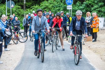 „Verkehrswende im Schneckentempo“: Kaum neue Radwege in Sachsen - Verkehrsminister Martin Dulig (SPD/links) im Juni mit dem Eibenstocker Bürgermeister Uwe Staab (CDU) bei der Einweihung des neuen Radwegs nach Schönheide.