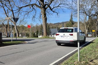 Verkehrszählung auf Staatsstraße im Erzgebirge: Das ist der Grund - Ein Verkehrszählgerät wurde an der S 267 bei Walthersdorf angebracht.