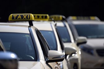 Verkehrte Welt am Bahnhof in Glauchau: Polizei ermittelt gegen Taxifahrer, der sich aus Staub macht - Die Polizei hat Ermittlungen gegen einen Taxifahrer aufgenommen.
