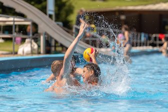 Verkorkste Saison für Freibäder im Vogtland – wo man trotzdem zufrieden ist und welche Bäder noch offen sind - Emil, Mika und Beno hatten im Juli viel Spaß im Reumtengrüner Freibad.