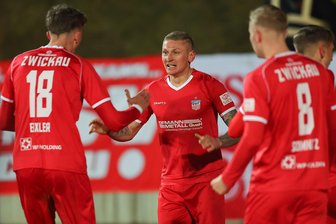 Verlängert Marc-Philipp Zimmermann beim FSV Zwickau? „Das Gesamtpaket muss passen“ - Marc-Philipp Zimmermann (Mitte) stellte mit seinem siebenten Saisontor für Zwickau am Mittwoch die Weichen auf Sieg. Am Ende triumphierte der FSV 2:0 in Plauen.