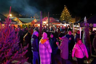 Verlängerung des Oberlungwitzer Weihnachtsmarktes brachte Vorteile, aber auch Gesprächsbedarf - Den Weihnachtsmarkt in Oberlungwitz gab es Sonntagabend zum ersten Mal auf dem Festplatz. Die Resonanz war gut.