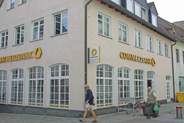 Verlässt die Commerzbank Crimmitschau? - Die Crimmitschauer Commerzbank ist unweit des Marktes und Kirchplatzes zu finden. 