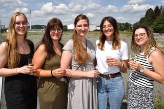 Verlags-Start-up aus dem Vogtland wächst rasant: Vajona will in Oelsnitz bauen - Vanessa Lipinski und ihr Team: Der Vajona-Verlag zählt mittlerweile 15 Beschäftigte. Nächstes Jahr soll im neuen Gewerbegebiet am Bahnhof (im Hintergrund) ein Gebäude errichtet werden.
