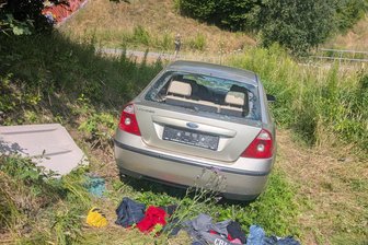 Verlassenes Auto am Premiumradweg in Chemnitz: Wurde es für ein Verbrechen benutzt? - Seit Wochen steht dieses verwaiste Auto am Premiumradweg.