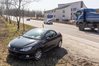 Verlassenes Auto an Bundesstraße im Erzgebirge gibt Rätsel auf - Der verlassene Peugeot steht seit mehreren Tagen an der Bundesstraße 95.