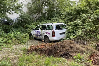 Verlassenes Auto auf dem Chemnitzer Kaßberg: Das Rathaus ist machtlos - Gegenüber der Kreuzkirche auf einem Schotterplatz steht dieses verlassene Auto.