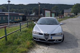 Verlassenes Auto im Erzgebirge: Geht von dem Alfa eine Gefahr aus? - Noch immer steht der Alfa Romeo einsam und verlassen am Bahnhof in Hammerunterwiesenthal.
