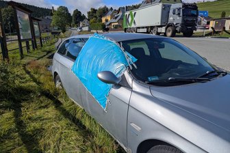 Verlassenes Auto im Erzgebirge lockt Kriminelle an - Der Alfa Romeo an der B 95 hat nun offenbar Kriminelle angelockt.