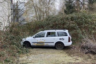 Verlassenes Auto mitten auf dem Chemnitzer Kaßberg: Ist das korrekt oder kann das weg? - Bewegt wurde dieses Auto schon lange nicht mehr. Es steht auf einer Schotterfläche an der Henriettenstraße.