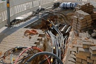 Verlegung von Kabeln dauert länger - Auf dieser Baustelle an der Poststraße in Oberlungwitz ruhen derzeit die Arbeiten.