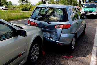 Verletzte bei Auffahrunfall in Röhrsdorf - Bei einem Unfall im Chemnitzer Ortsteil Röhrsdorf sind am Freitagmittag ersten Angaben zufolge mehrere Menschen verletzt worden.