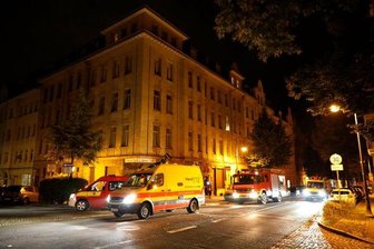 Verletzte bei Küchenbrand - Einsatzkräfte fahren zum Brand.