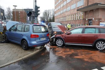 Verletzte bei Unfall auf Müllerstraße in Chemnitz - Die Kreuzung Müllerstraße/Nordstraße ist wegen der Unfallanalyse gesperrt.