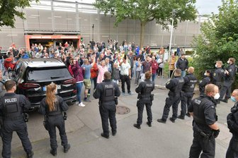 Verletzte Polizistin bei Kretschmer-Besuch in Freiberg: Kein juristisches Nachspiel - Zahlreiche Frauen und Männer machten vor dem Veranstaltungsort teilweise mit Trillerpfeifen auf ihren Protest gegen die Coronaregeln aufmerksam.