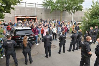 Bei den Protesten rund um die Veranstaltung wurde eine Polizistin verletzt.