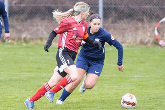Verletztenmisere der Herolder Fußballerinnen spitzt sich zu - Das verbliebende Herolder Häufchen Spielerinnen um Christin Janouch (l.), die hier gegen Stötteritz’ Marlene Lutz den Ball abschirmt, lieferte eine couragierte Leistung ab.