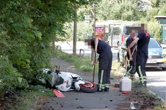 Verletzter Motorradfahrer versucht nach Unfall in Chemnitz zu flüchten - Die Polizei fand eine zerstörte Maschine in Gablenz an der Kreuzung Liselotte-Herrmann-Straße/Kreherstraße.