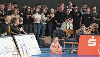 Verletztes Eigengewächs gibt den Takt vor - Der lautstarke Fanblock der WKG Pausa/Plauen wurde beim Heimkampf gegen Luckenwalde von Pausas Eigengewächs Sid Wetzel an der Trommel angeführt. Im Regionalliga-Aufgebot fehlte er verletzt.