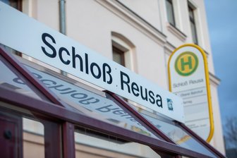 Verletztes Kind in Plauen: Unfall an der Straßenbahnhaltestelle - Erneut hat es nahe der Straßenbahnhaltestelle Schloß Reusa einen Unfall gegeben.