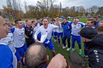 Verletzungen getrotzt, Vorhersagen und Kampfgeist: So zwang der VfB Empor Glauchau den FSV Zwickau nieder - Glauchau feiert: In der Mitte gibt Colin Ullmann, Schütze des 2:1, den Ton an. Das erste Tor für den VfB Empor erzielte Marcin Sieber (links neben Torwart Dominik Reissig) nach Vorlage von Florian Hähnel (rechts mit Turban).