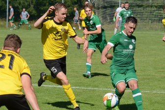 Verletzungspech bremst den VfB Auerbach II im Erzgebirge aus - Albert Löser (links) und Luca Schrader versuchten hier im letzten Punktspiel Merkur Oelsnitzes Kapitän Andreas Knoll zu stoppen.