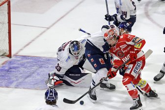 Verletzungspech, Pfostenknaller und Penaltyschießen: Eispiraten Crimmitschau verlieren Eishockey-Krimi gegen Spitzenreiter aus Kassel - Die Reihe um Dominic Walsh (Foto), Corey Mackin und Dylan Wruck sorgte im zweiten Drittel für Dauer-Druck.